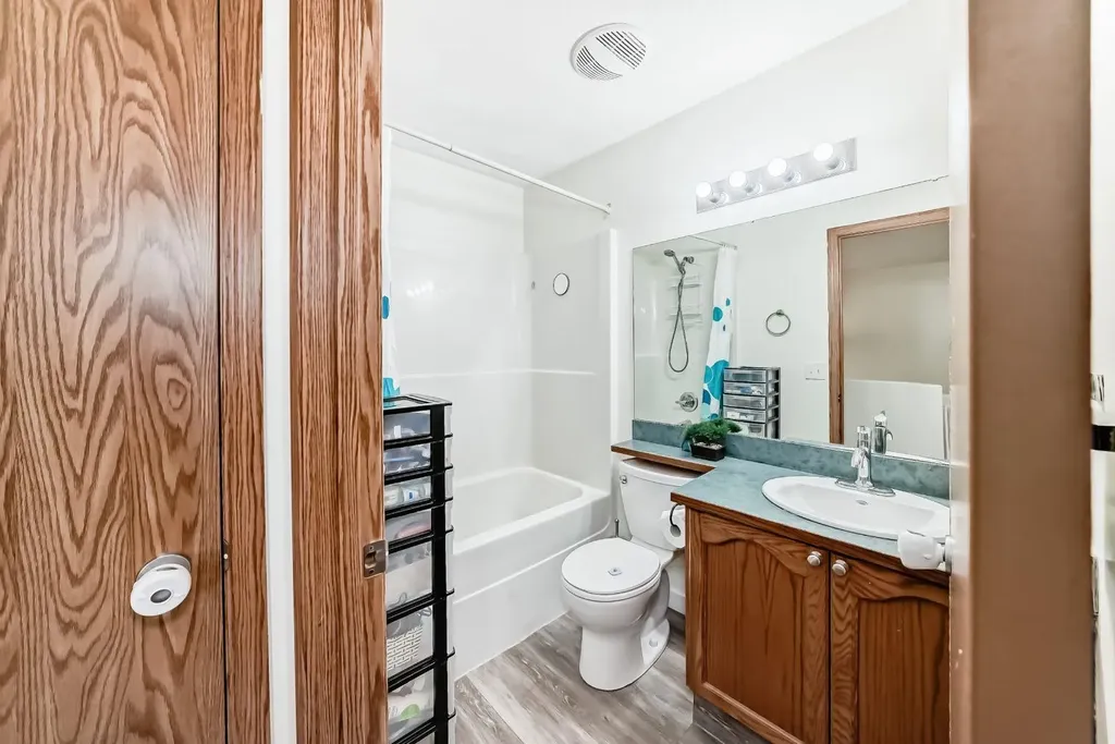 92 Everstone Rise SW Calgary AB T2Y4J7