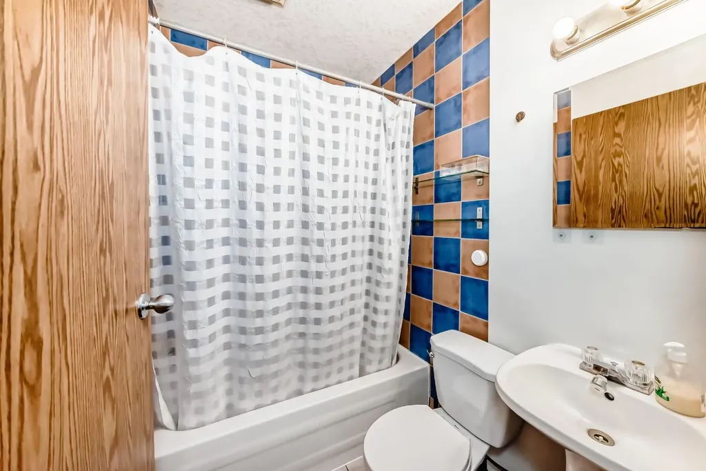 92 Everstone Rise SW Calgary AB T2Y4J7