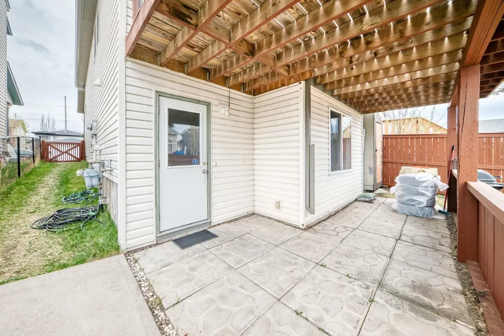 92 Everstone Rise SW Calgary AB T2Y4J7