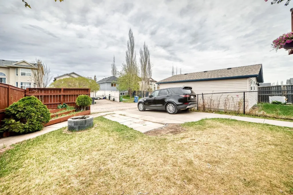 92 Everstone Rise SW Calgary AB T2Y4J7