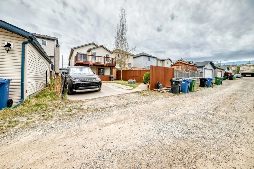 92 Everstone Rise SW Calgary AB T2Y4J7