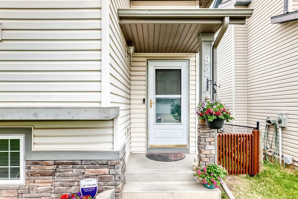 92 Everstone Rise SW Calgary AB T2Y4J7