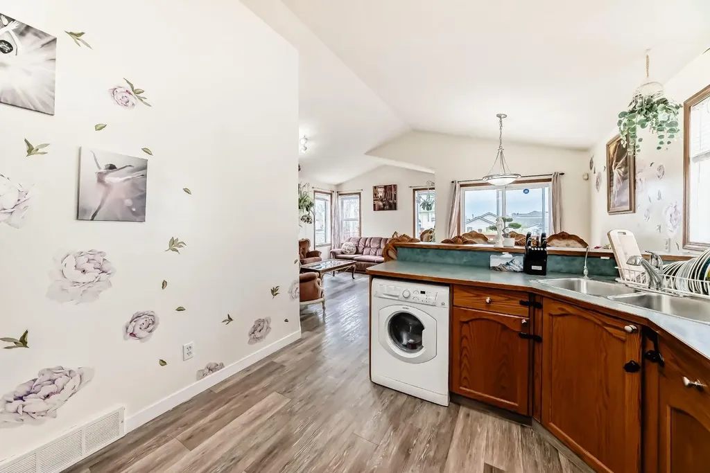 92 Everstone Rise SW Calgary AB T2Y4J7