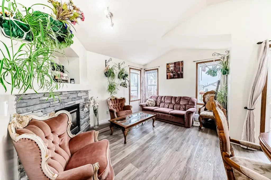 92 Everstone Rise SW Calgary AB T2Y4J7