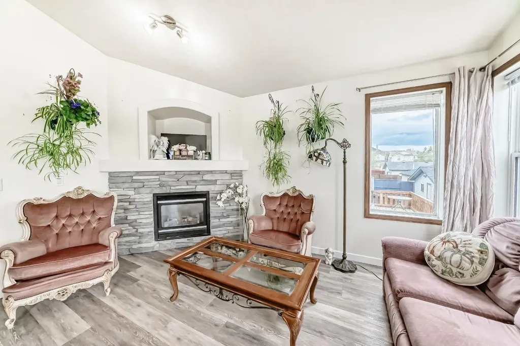 92 Everstone Rise SW Calgary AB T2Y4J7