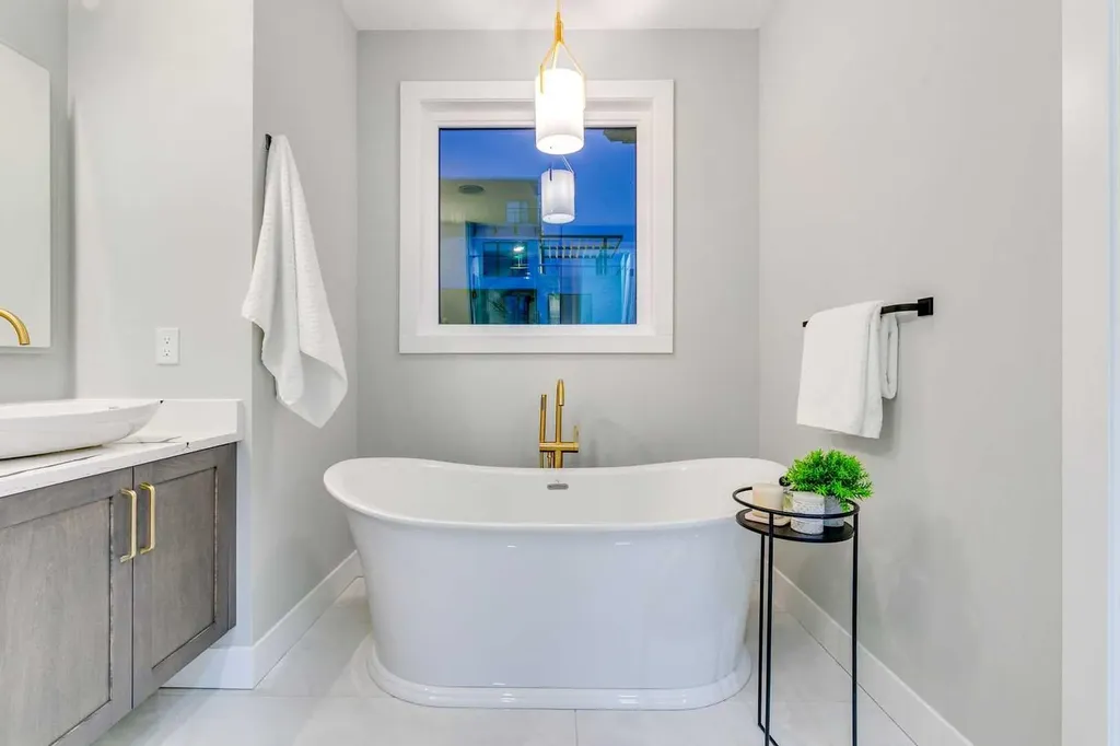 1413 27 Street SW Calgary AB T3C 1L4