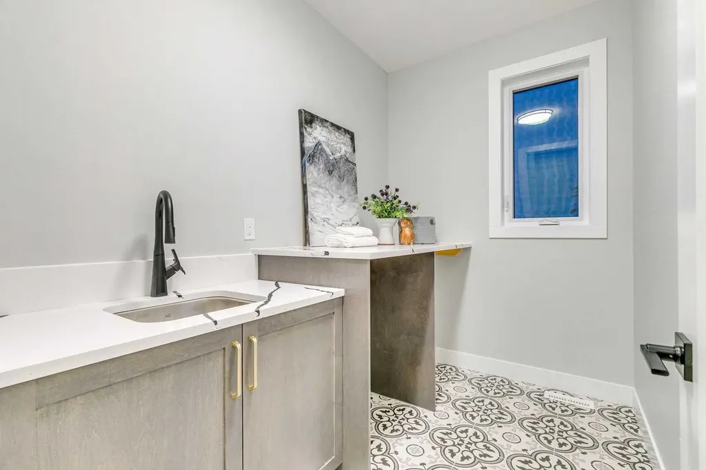 1413 27 Street SW Calgary AB T3C 1L4