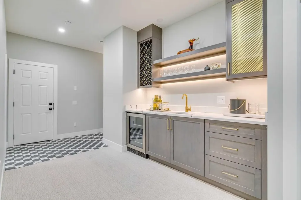 1413 27 Street SW Calgary AB T3C 1L4