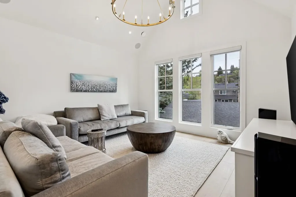 1119 Riverdale Avenue SW Calgary AB t2s 0y9