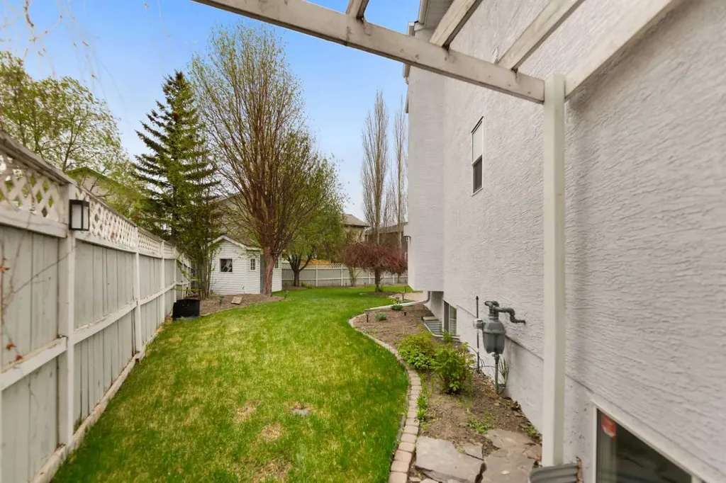 434 Douglas Woods Mews SE Calgary AB T2Z 3B1