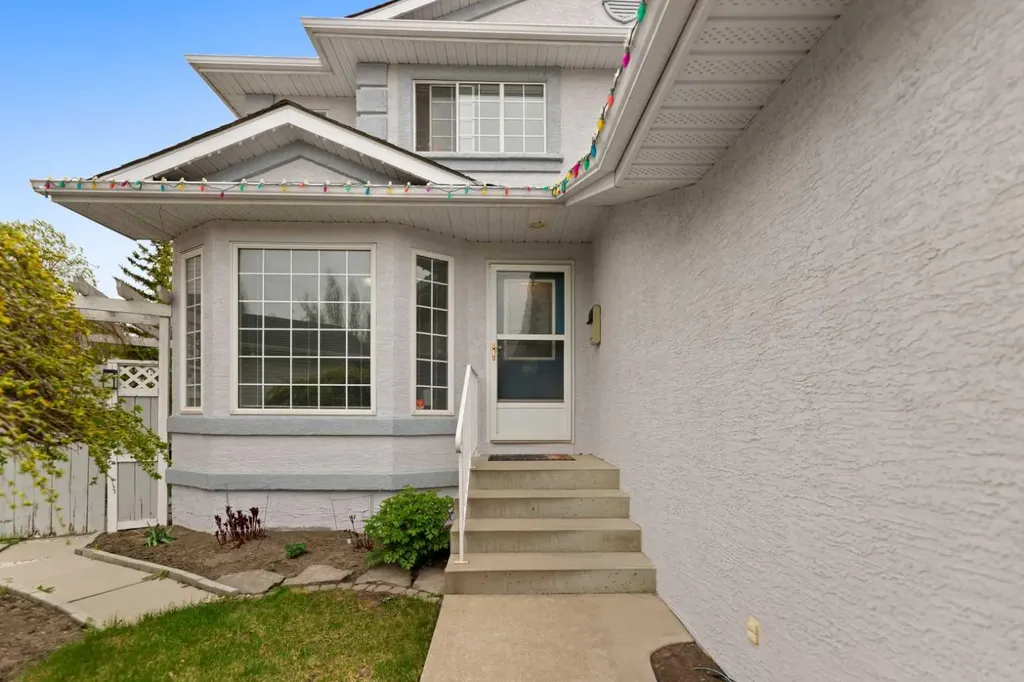 434 Douglas Woods Mews SE Calgary AB T2Z 3B1