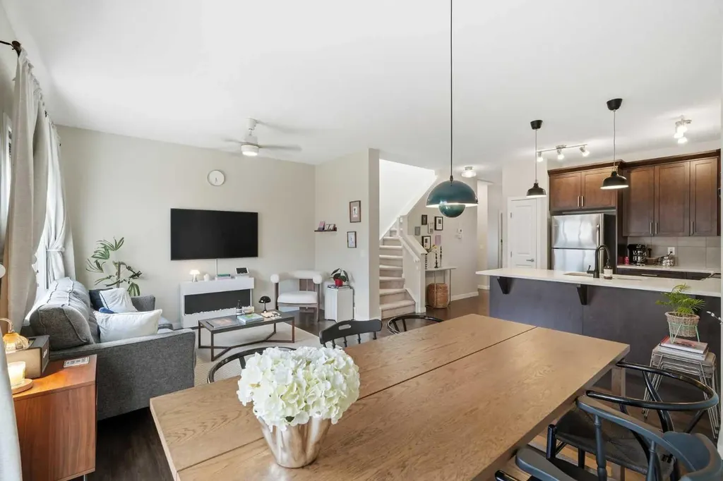 425 Carringvue Avenue NW Calgary AB T3P 0W5