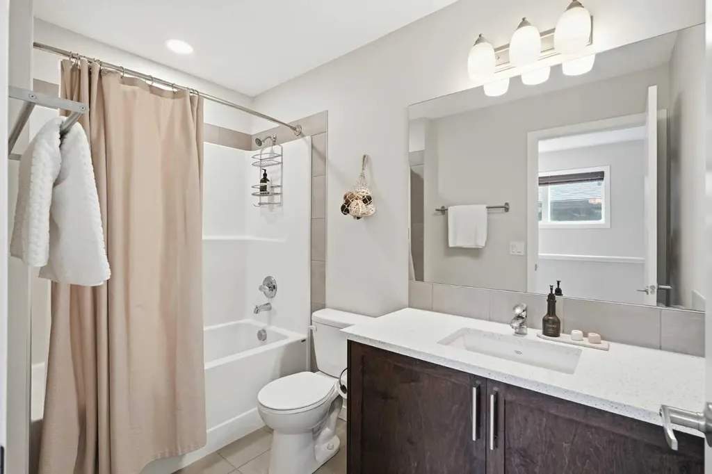 425 Carringvue Avenue NW Calgary AB T3P 0W5