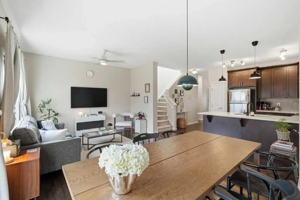 425 Carringvue Avenue NW Calgary AB T3P 0W5