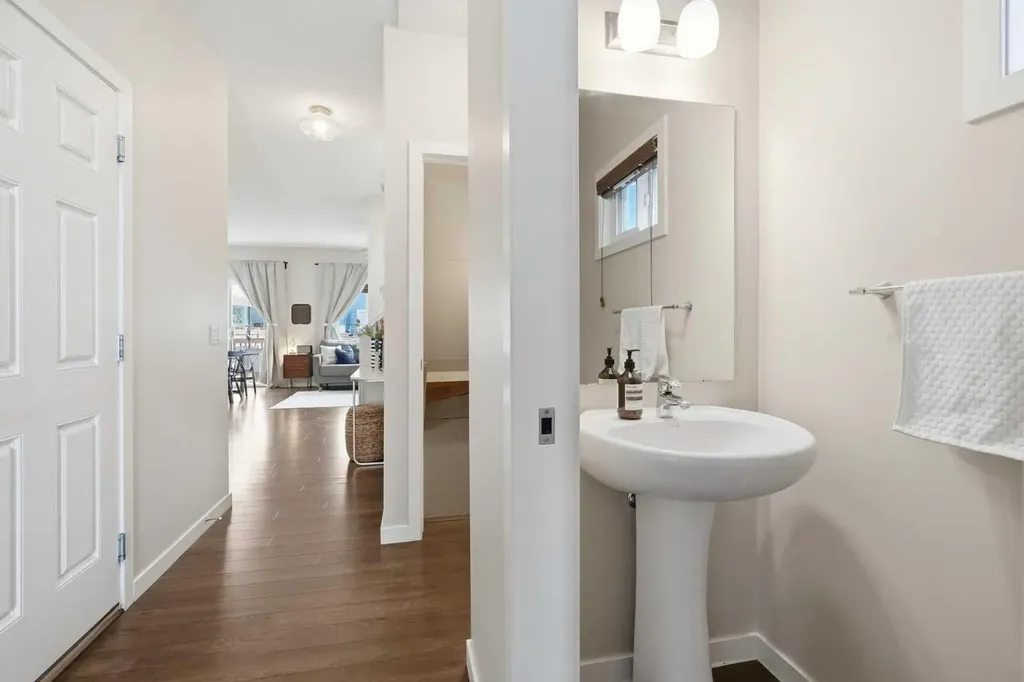 425 Carringvue Avenue NW Calgary AB T3P 0W5
