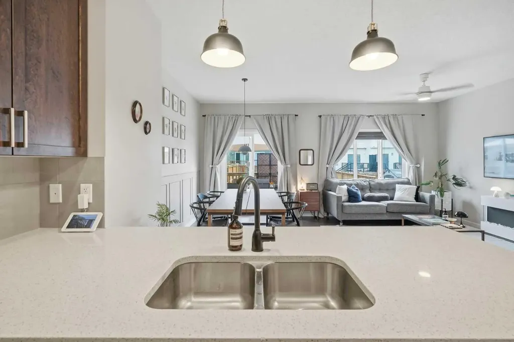 425 Carringvue Avenue NW Calgary AB T3P 0W5