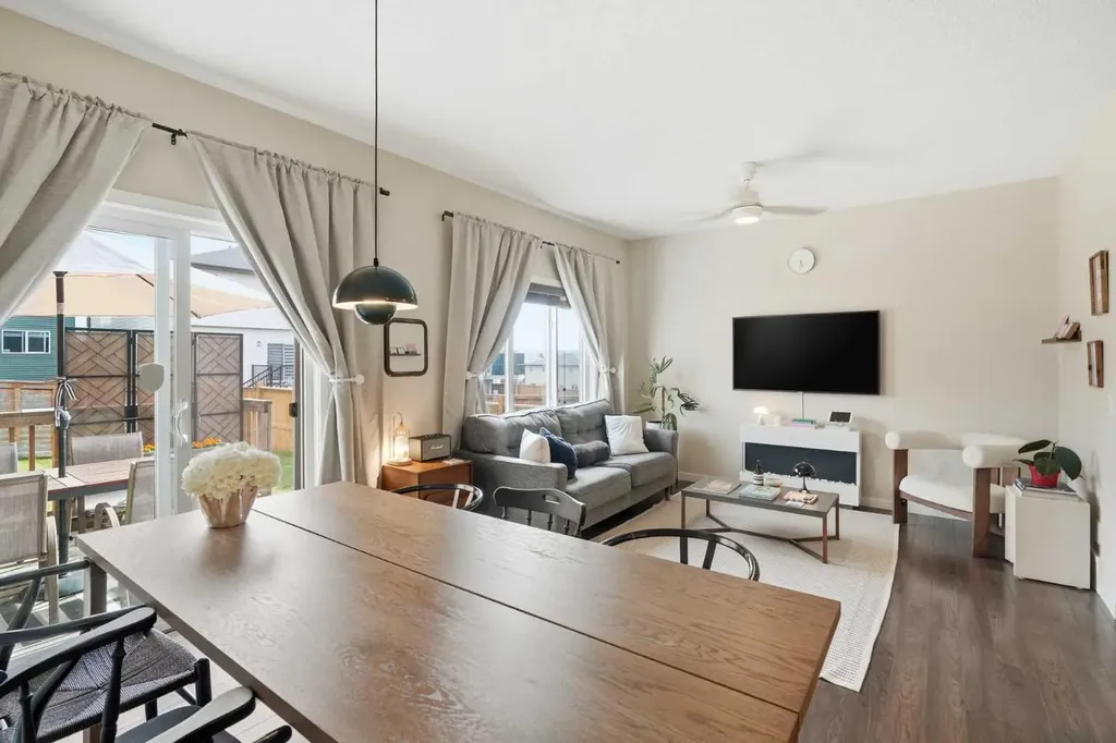 425 Carringvue Avenue NW Calgary AB T3P 0W5