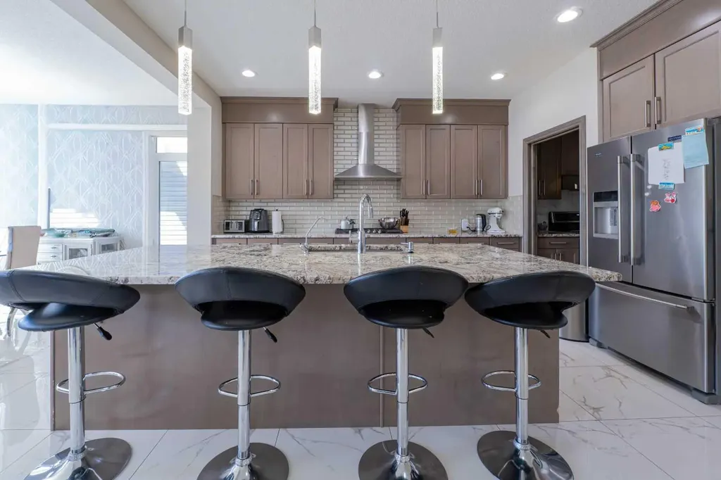 19 Red Sky Gardens NE Calgary AB T3N1M9