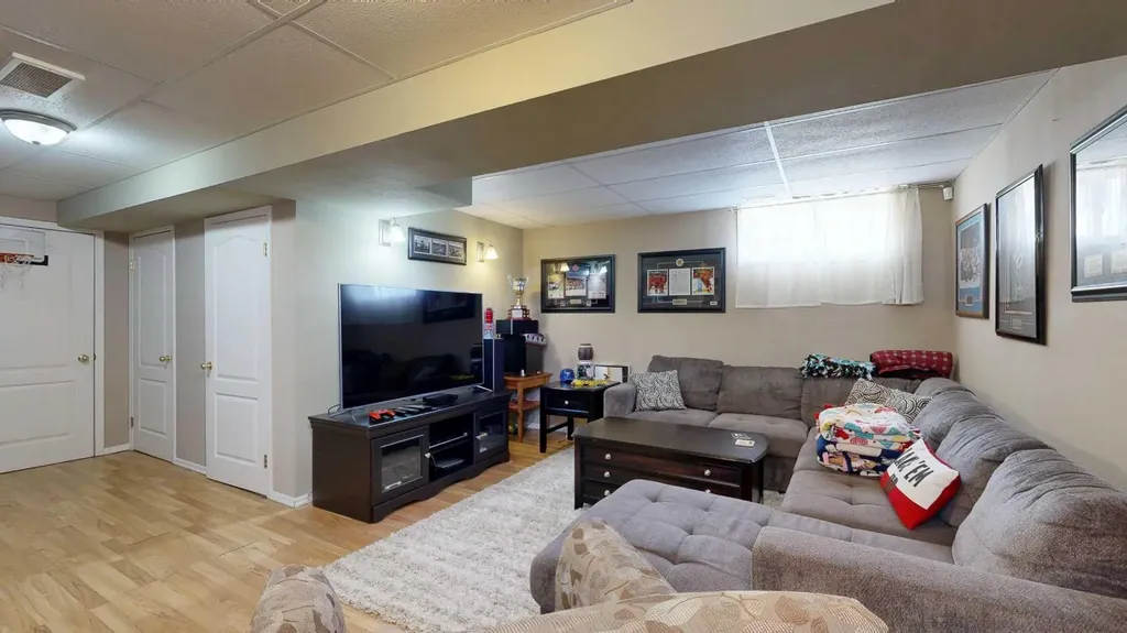 42 Olson Crescent Whitecourt AB T7S 1T9