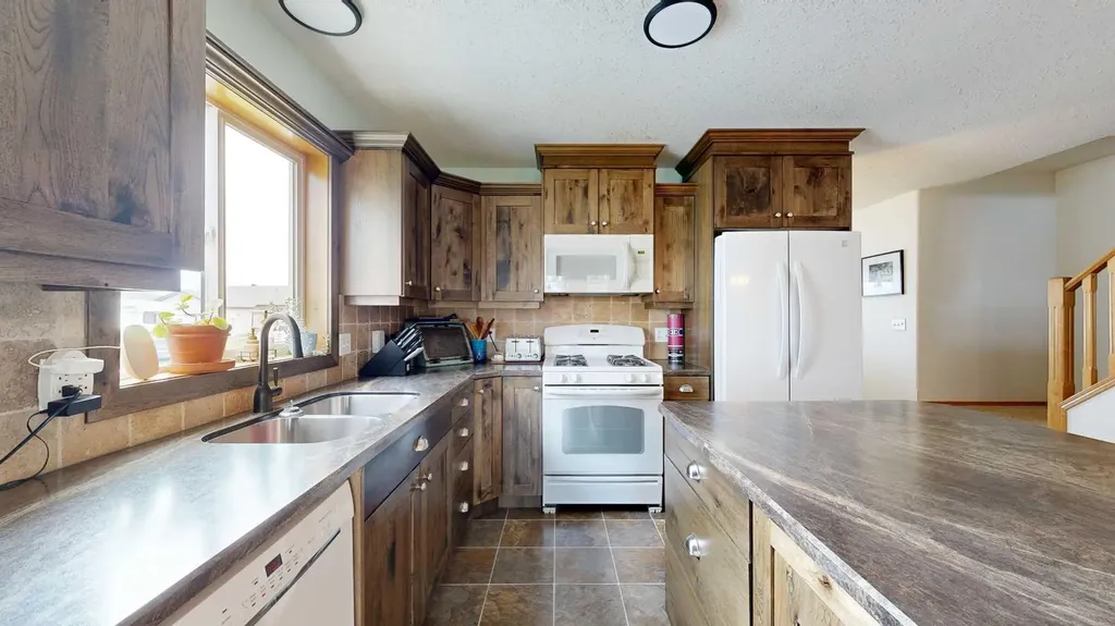 42 Olson Crescent Whitecourt AB T7S 1T9