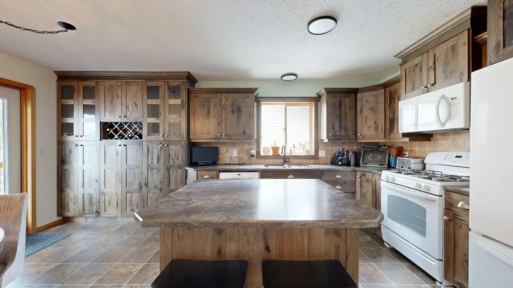 42 Olson Crescent Whitecourt AB T7S 1T9