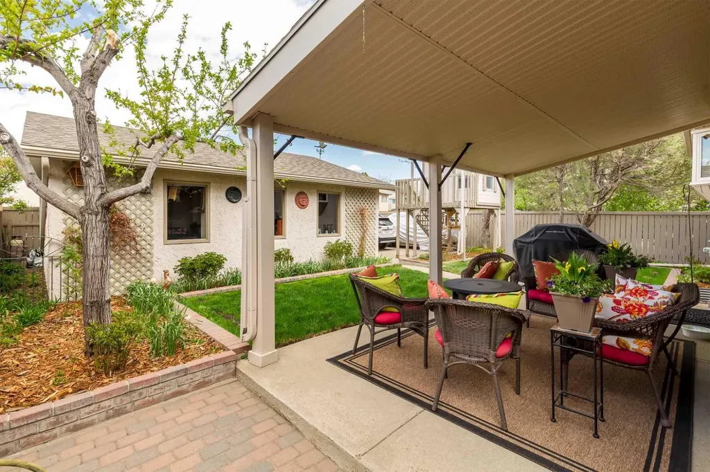 41 Simon Fraser Boulevard W Lethbridge AB T1K4R1
