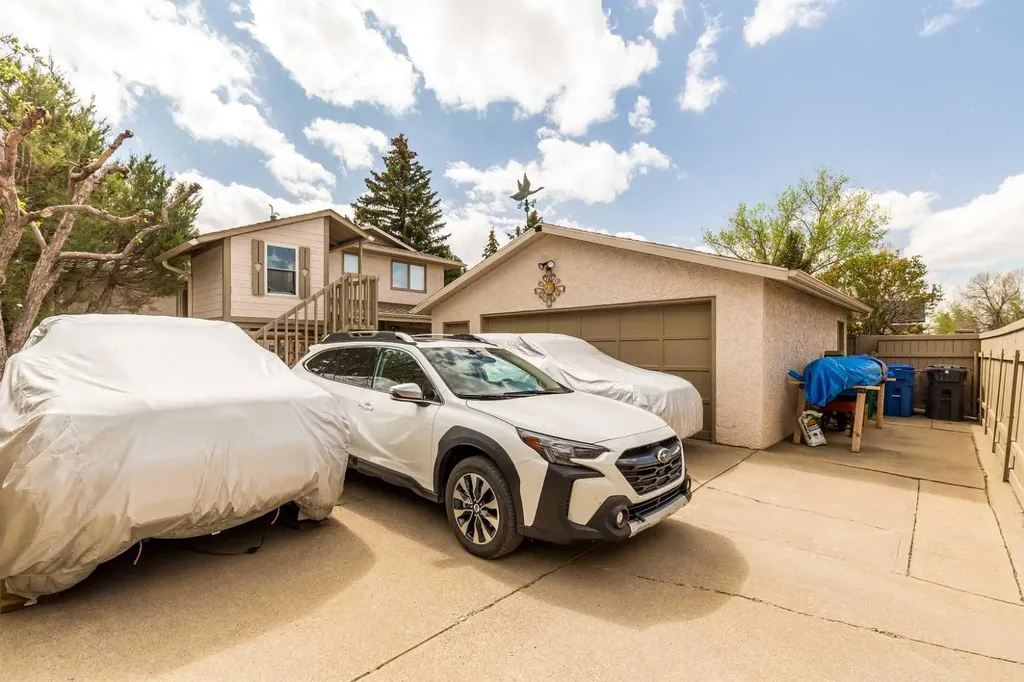 41 Simon Fraser Boulevard W Lethbridge AB T1K4R1