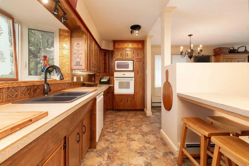 41 Simon Fraser Boulevard W Lethbridge AB T1K4R1