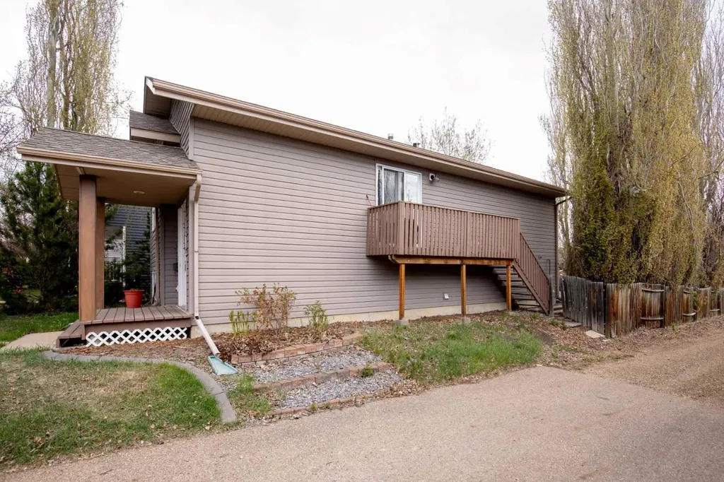 56 Country Ridge Close Lacombe AB T4L 2H1