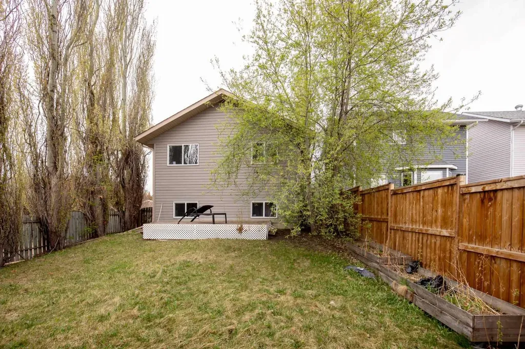 56 Country Ridge Close Lacombe AB T4L 2H1
