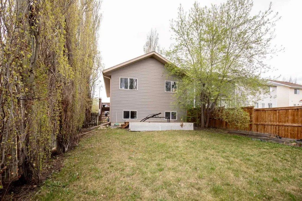 56 Country Ridge Close Lacombe AB T4L 2H1