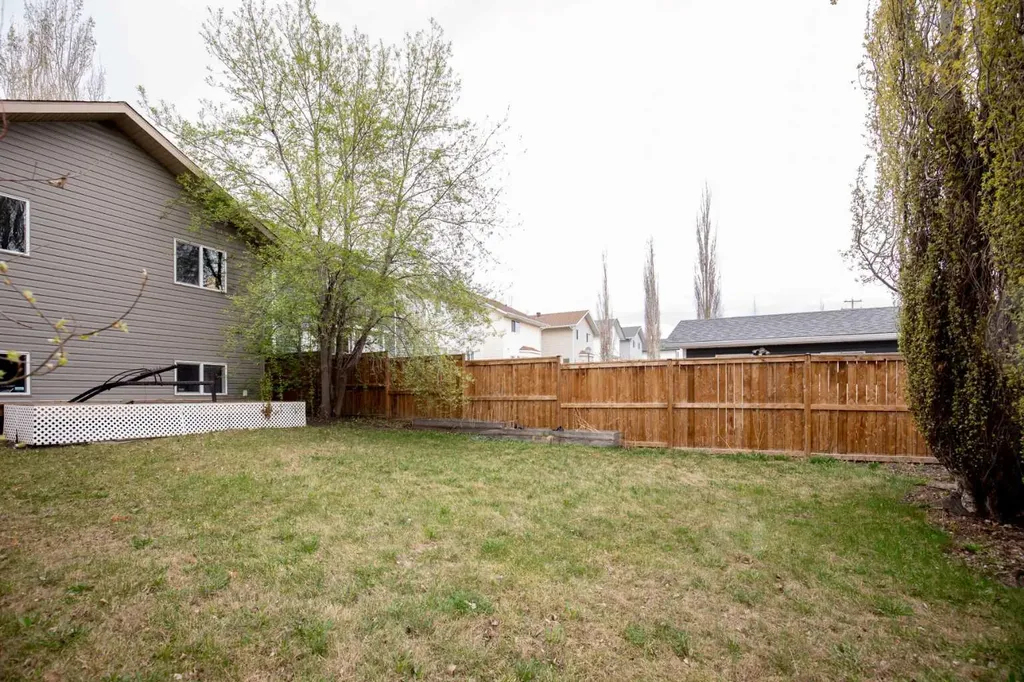 56 Country Ridge Close Lacombe AB T4L 2H1