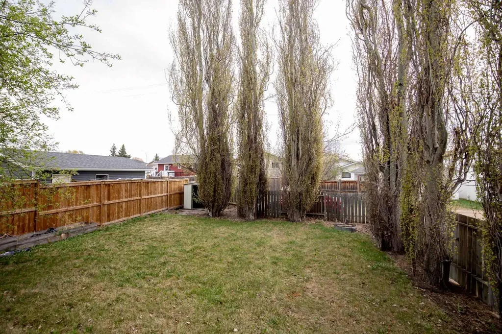 56 Country Ridge Close Lacombe AB T4L 2H1