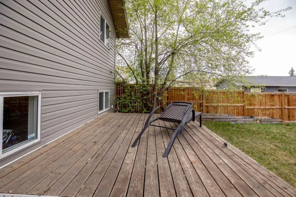 56 Country Ridge Close Lacombe AB T4L 2H1