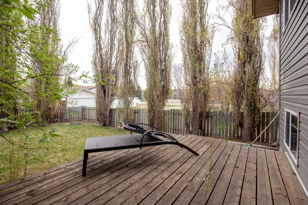 56 Country Ridge Close Lacombe AB T4L 2H1