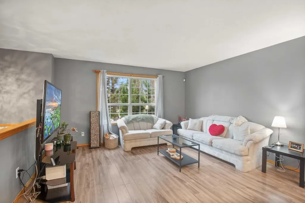 56 Country Ridge Close Lacombe AB T4L 2H1
