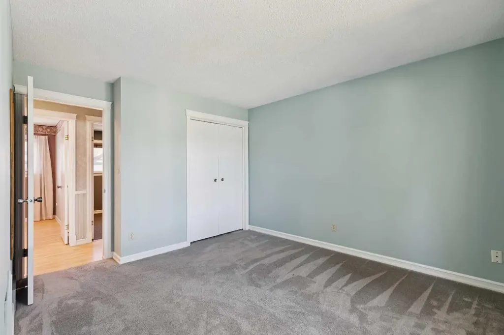 923 Midridge Drive SE Calgary AB T2X 1H5