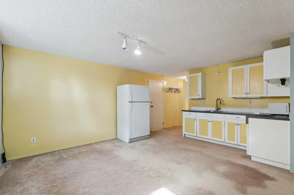 923 Midridge Drive SE Calgary AB T2X 1H5