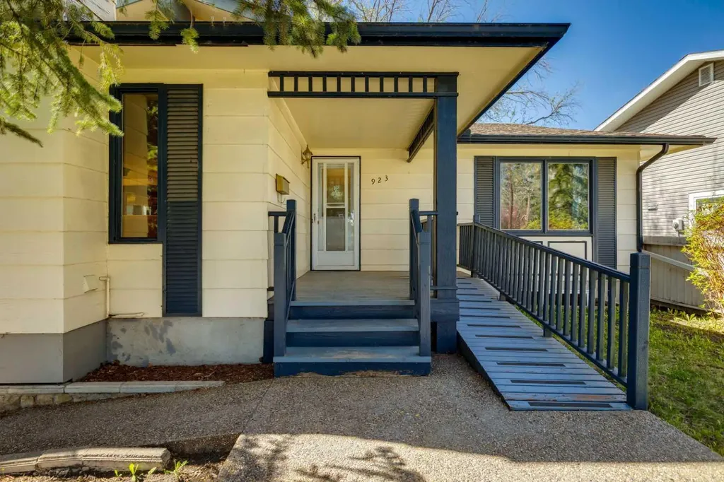 923 Midridge Drive SE Calgary AB T2X 1H5