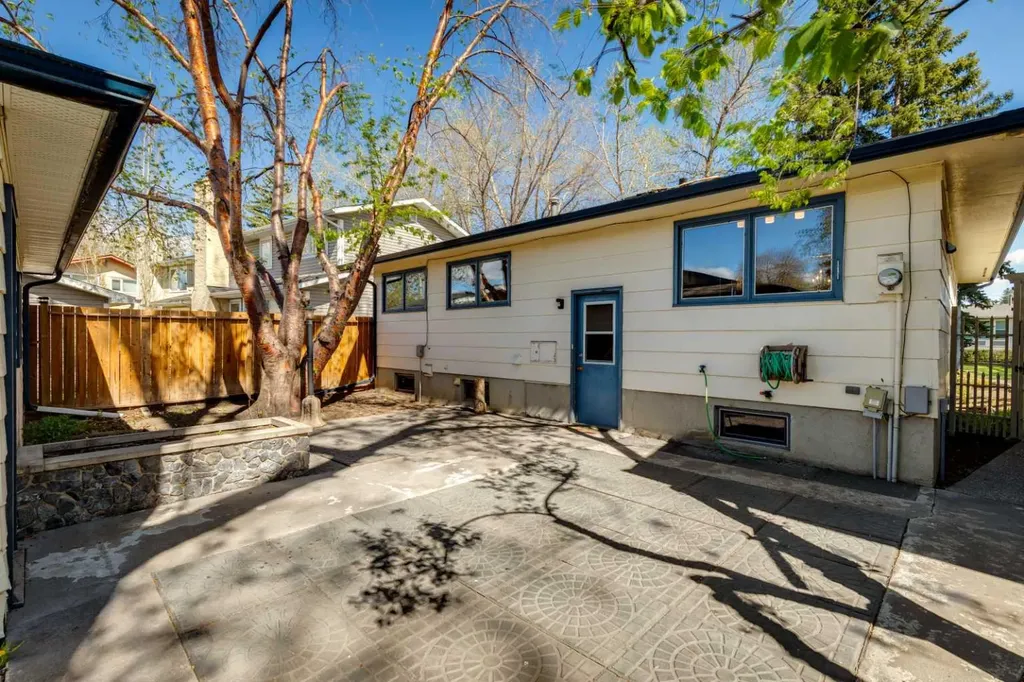923 Midridge Drive SE Calgary AB T2X 1H5