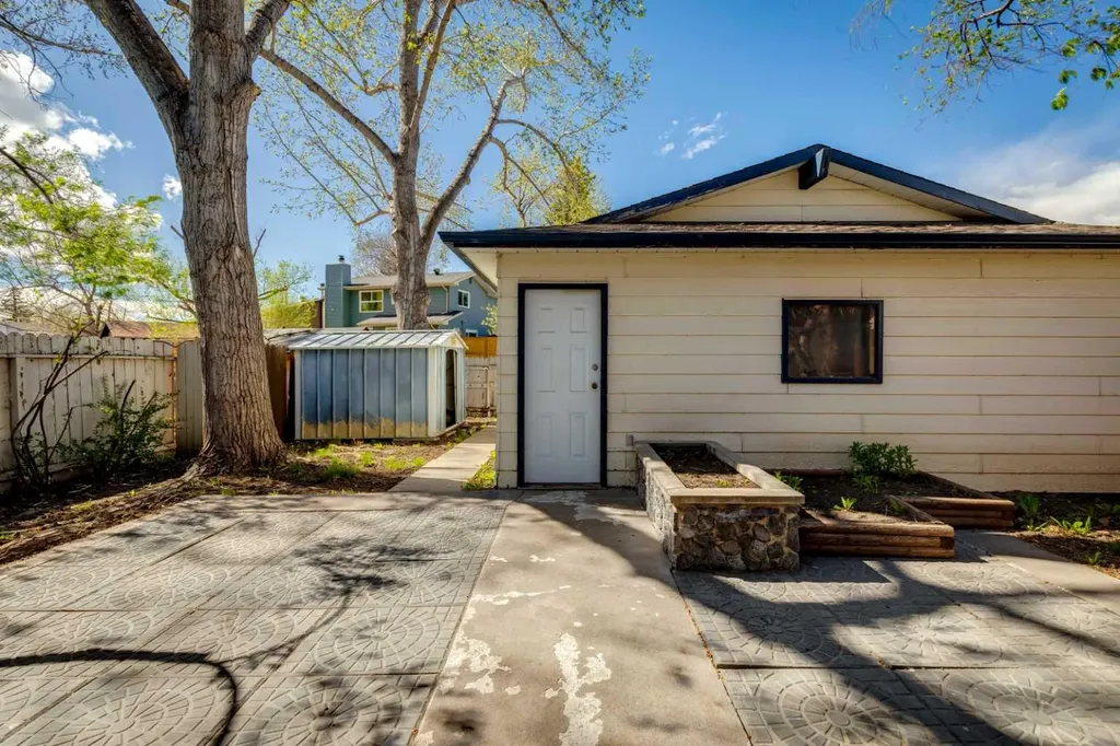 923 Midridge Drive SE Calgary AB T2X 1H5