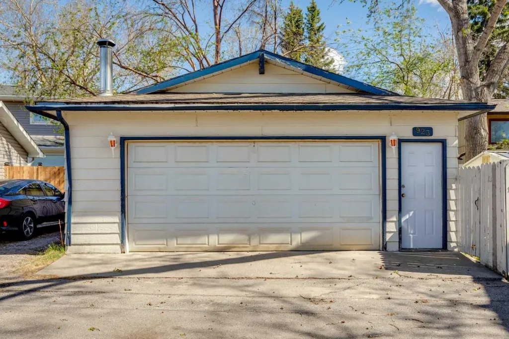 923 Midridge Drive SE Calgary AB T2X 1H5