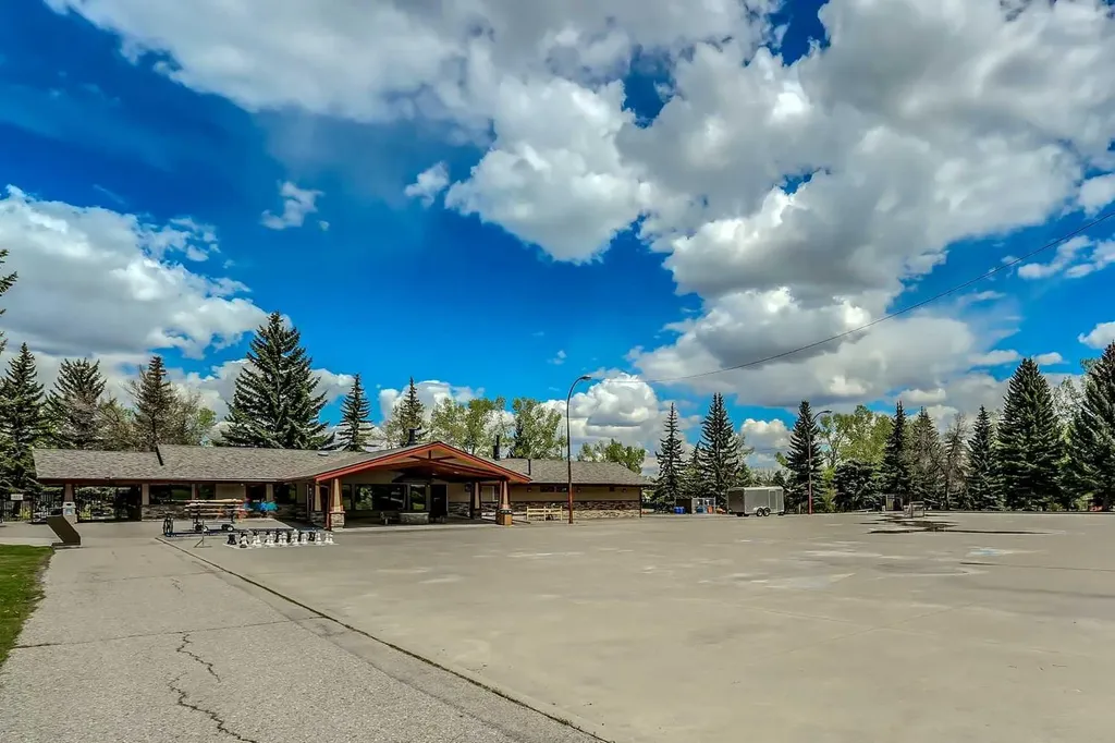 923 Midridge Drive SE Calgary AB T2X 1H5
