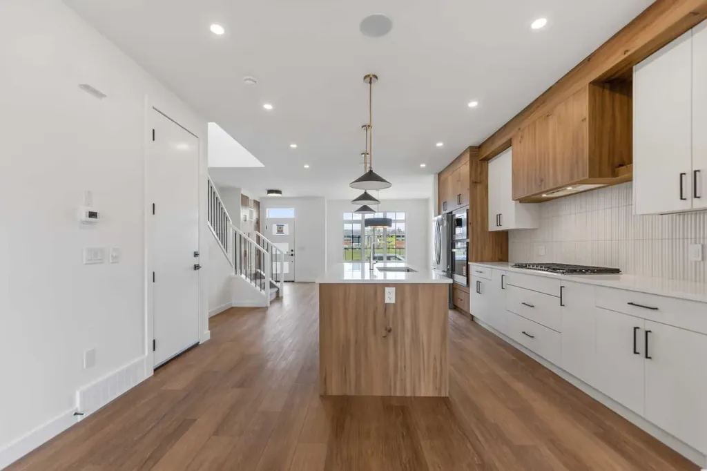 4651 79 Street NW Calgary AB T3B 2P1