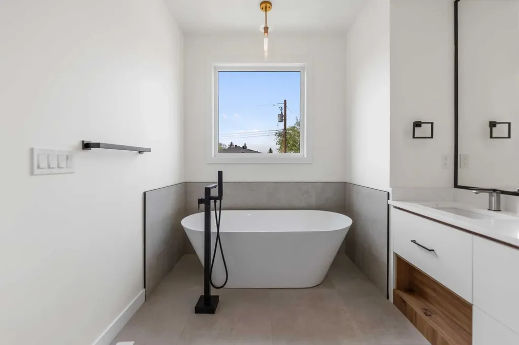 4651 79 Street NW Calgary AB T3B 2P1