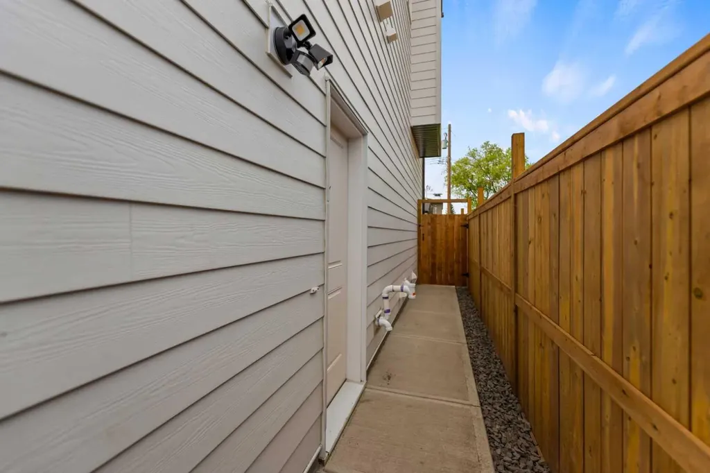 4651 79 Street NW Calgary AB T3B 2P1