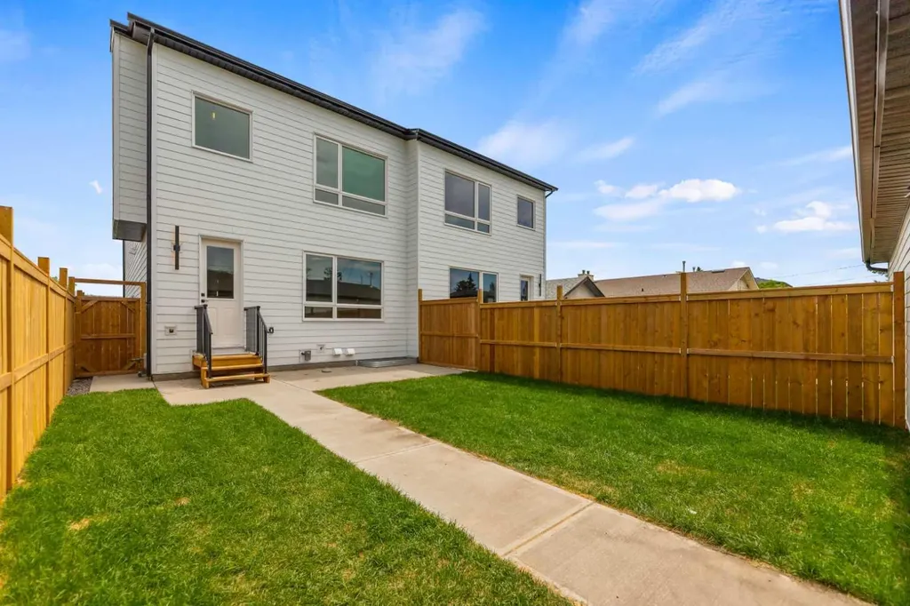 4651 79 Street NW Calgary AB T3B 2P1