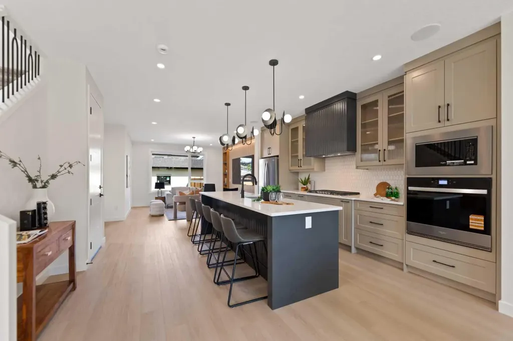4608 81 Street NW Calgary AB T3B 2P6