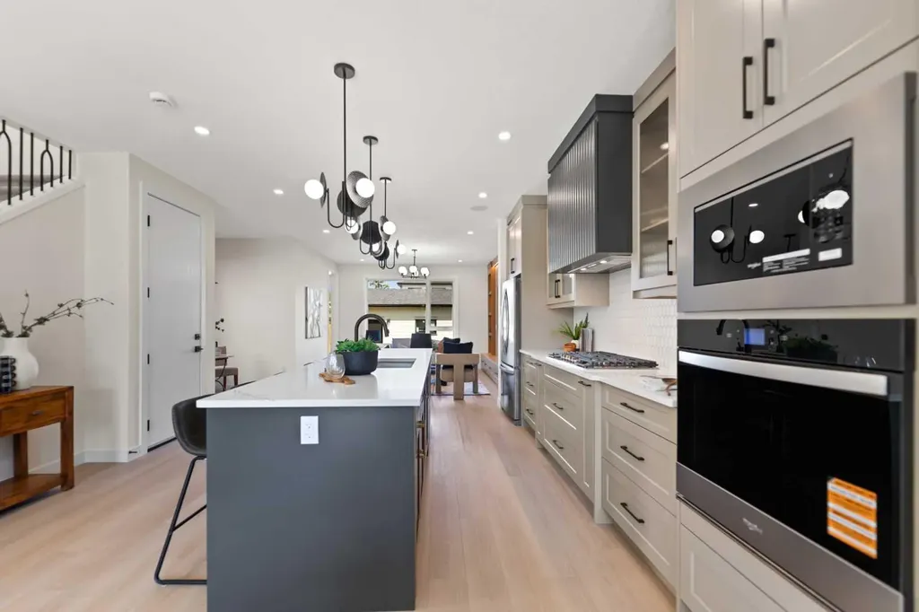 4608 81 Street NW Calgary AB T3B 2P6