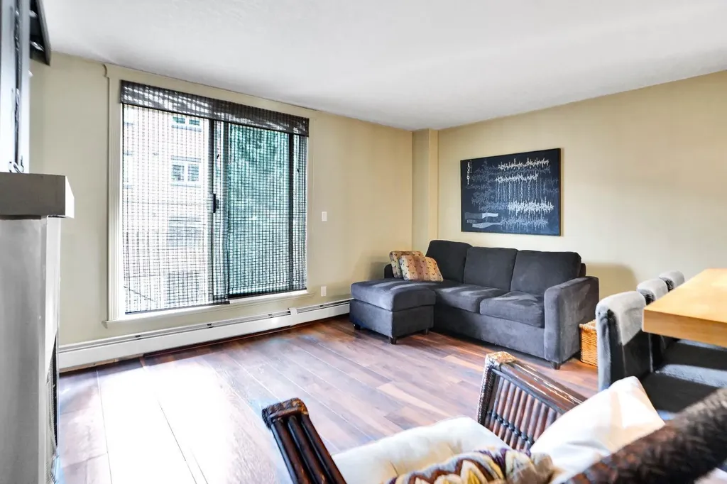 823 19 Avenue SW Calgary AB T2T0H6